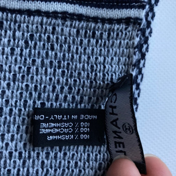 Chanel 100% cashmere scarf - Picture 5 of 8